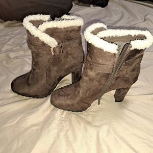 Botines de tacon color cafe talla 7 marca impo